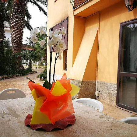 Inviting In With Swimming Pool *