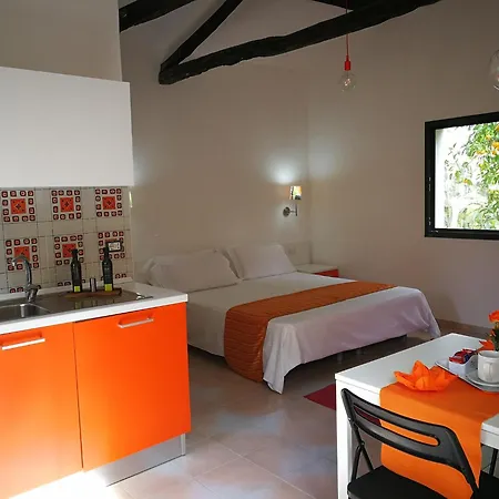 Inviting In With Swimming Pool Holiday home Maida